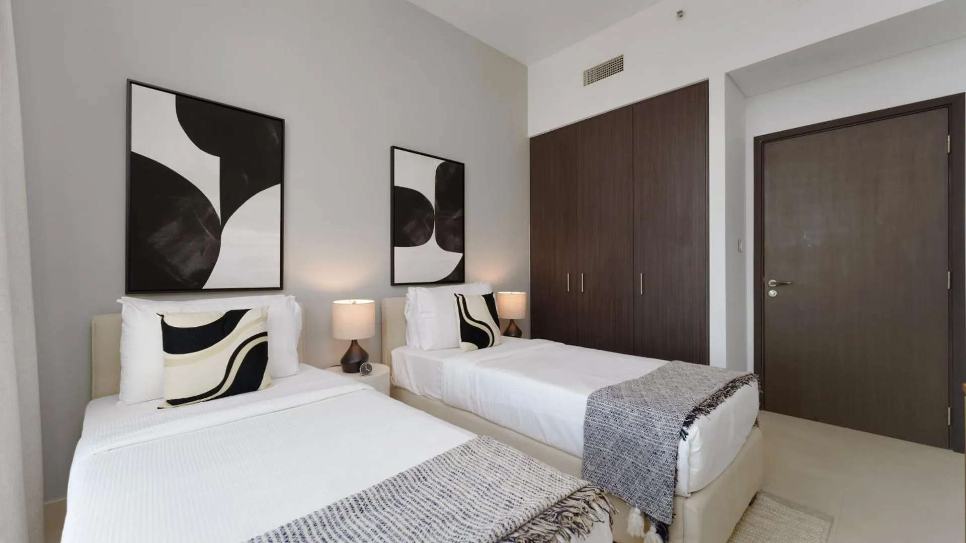Elite Escape - 3 Bhk Burj View & Dubai Mall Access Apartment